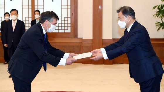 韓国の文在寅（ムン・ジェイン）大統領に先月１７日、信任状を提呈するＡｋｉｖａ　Ｔｏｒ大使。Ｔｏｒ氏のマスクには韓国とイスラエルの国旗がプリントされていた。［写真　青瓦台写真記者団］