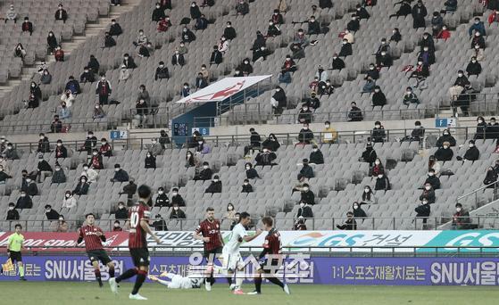 プロサッカー「ＨＡＮＡ　１Ｑ（ハナワンキュー）Ｋリーグ１　２０２１」第２節のＦＣソウル－水原（スウォン）ＦＣ戦が７日午後、ソウルＷ杯競技場で行われた。競技場を訪れた観客は座席の距離を置いて観戦した。　キム・ミンギュ記者