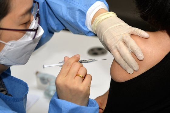 新型コロナウイルスが流行する中でワクチン予防接種が進んでいる１０日、大田市儒城区の保健所で医療陣が接種対象者にアストラゼネカのワクチンを慎重に接種している。キム・ソンテ記者