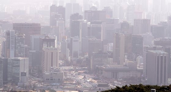 １６日午後、ソウル鍾路区城北展望台から見るソウル都心部が黄砂の影響でぼやけている。イム・ヒョンドン記者