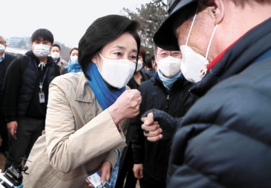 与党「共に民主党」の朴映宣（パク・ヨンソン）ソウル市長候補が２１日、街頭で市民に会って支持を訴えた。オ・ジョンテク記者