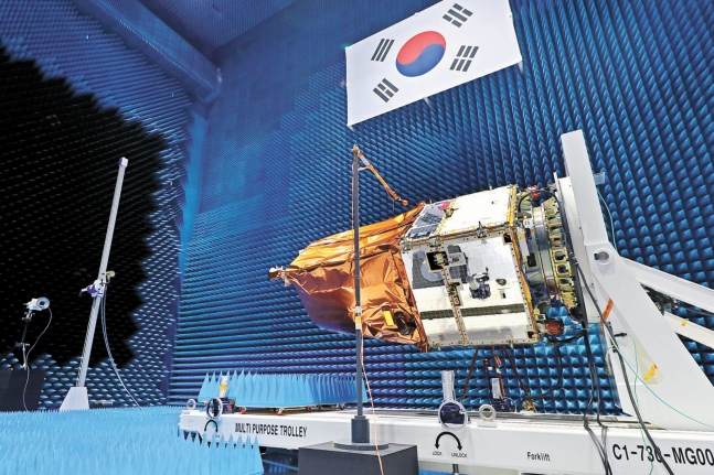 次世代中型衛星１号は打ち上げ後に高度４９７．８キロメートルの軌道で約２カ月にわたる初期運営過程を経て６月以降から本格的な精密地上観測映像を提供する予定だ。写真は電磁波環境試験中の次世代中型衛星１号。［写真　韓国航空宇宙研究院］