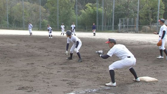 外野がない小さな運動場で野球の練習中である京都国際学校野球部の選手たち。山を削って作った狭い運動場には外野がほとんどない。ユン・ソルヨン特派員。