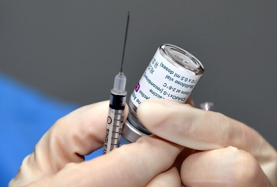 ２３日、大田市儒城区保健所で医療スタッフが訪問した接種対象者にアストラゼネカ（ＡＺ）ワクチン接種のため、専用注射器に慎重に移している。キム・ソンテ・フリーランス記者