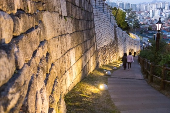 洛山城郭は景観の照明と街灯などの施設が整えられており、夜間にも徒歩観光を楽しみやすい場所だ。チェ・スンピョ記者