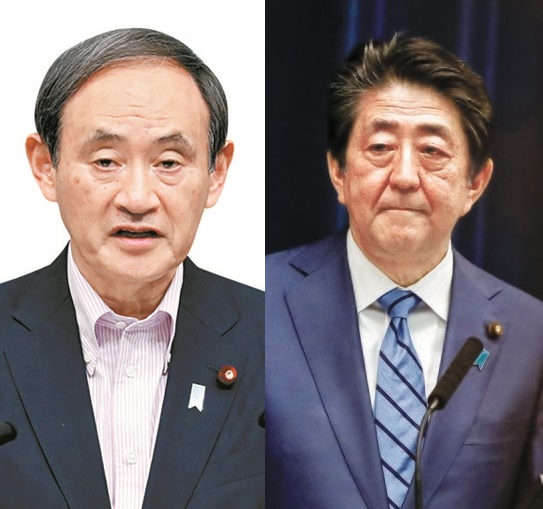 菅義偉首相（左）と安倍晋三前首相（右）