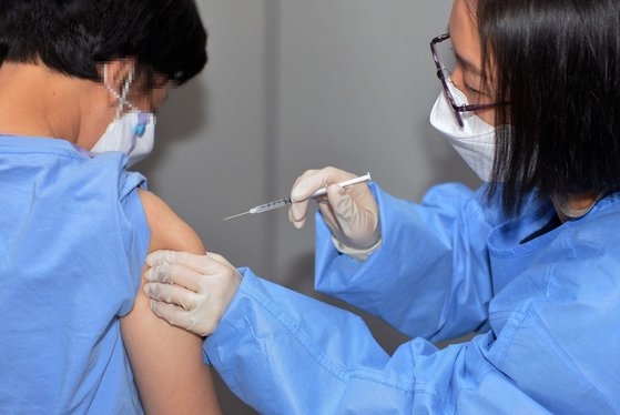 大田（テジョン）の儒城区（ユソング）保健所で、医療スタッフが訪問した接種対象者にアストラゼネカ（ＡＺ）ワクチンを慎重に接種している。フリーランサー　キム・ソンテ
