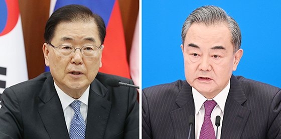 韓国の鄭義溶（チョン・ウィヨン）外交長官（左）と中国の王毅外相。　［中央ＤＢ］
