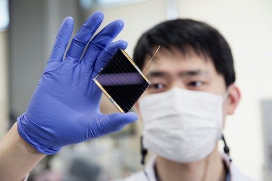 ペロブスカイト太陽電池を手にする蔚山科学技術院（ＵＮＩＳＴ）の研究陣。［写真　ＵＮＩＳＴ］