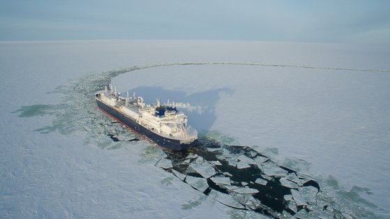 世界に先駆けて建造された砕氷ＬＮＧ船が氷を割りながら運航している。［写真　大宇造船海洋］