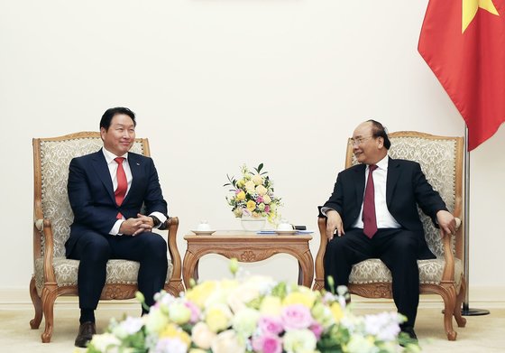 韓国ＳＫグループの崔泰源（チェ・テウォン）会長（左）が２０１８年、ベトナムのグエン・スアン・フック首相と会談をしている。グエン首相は５日、国家主席に就任した。［写真　ＳＫグループ］