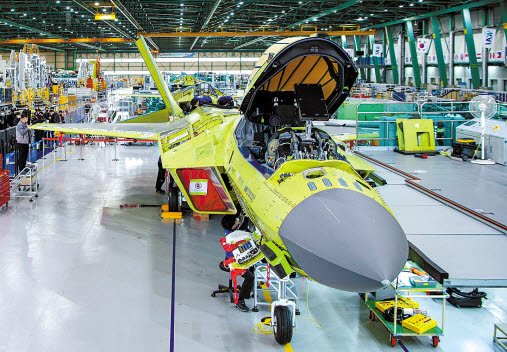 国策研究開発事業として進められてきた韓国型戦闘機ＫＦ－Ｘが来月公開される。国内で開発された先端装備で誕生した戦闘機という点で意味が大きい。最終組立作業中のＫＦ－Ｘ。　［写真　ＫＡＩ］