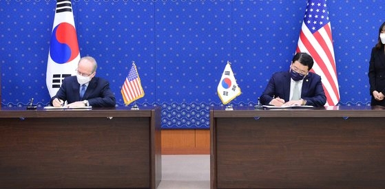 崔鍾建（チェ・ジョンゴン）外交部第１次官とロバート・ラプソン駐韓米国大使代理が８日、第１１次防衛費分担金特別協定（ＳＭＡ）合意文に正式署名した。　［外交部］