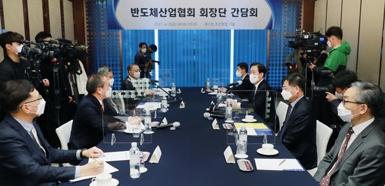 ９日、ソウル中区のウェスティン朝鮮ホテルで半導体産業協会会長団懇談会が開かれた。右の列の手前から３人目が成允模（ソン・ユンモ）産業通商資源部長官。　産業通商資源部