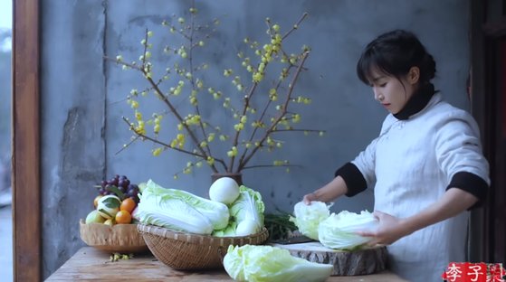 中国人ユーチューバー、リー・ズーチーは１月にキムチ漬けの映像を公開しながらキムチを「中国料理」と主張して波紋を投げかけた。［ユーチューブ　キャプチャー］