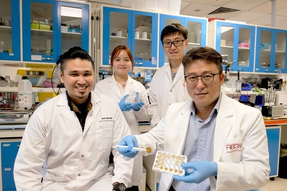 花粉を利用して環境にやさしいスポンジを開発した共同研究チーム。シンガポール南洋理工大学のチョ・ナムジュン教授がスポンジを見せている。　チョ・ナムジュン教授
