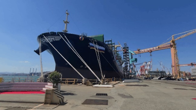 先月、蔚山（ウルサン）現代重工業造船所で開かれたＨＭＭの１万６０００ＴＥＵ級の超大型コンテナ船「ガオン」の命名式で祝砲を放っている。蔚山＝イム・ソンビン記者
