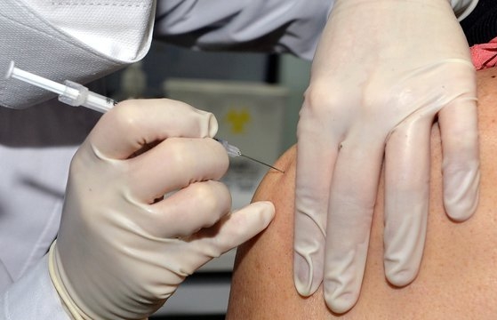 大田儒城区（テジョン・ユソング）新型肺炎予防接種センターで医療スタッフが高齢者たちにファイザー製ワクチンを接種している。フリーランサーのキム・ソンテ