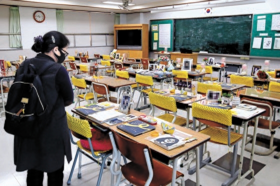 セウォル号惨事７周忌を一日前にした１５日、京畿道安山市の「４・１６民主市民教育院」を訪れた市民たちが「記憶の教室」を見ている。チャン・ジニョン記者