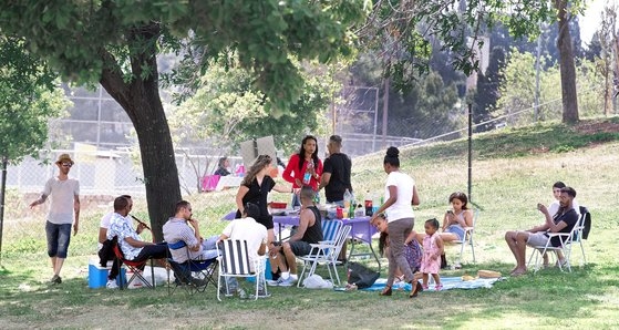 イスラエル市民が１７日午後、休日を迎えて公園で家族と休息を取っている。イスラエル・テルアビブ＝イム・ヒョンドン記者