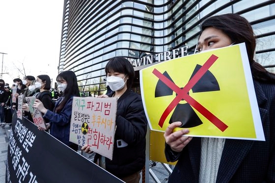 大学生気候行動のメンバーが１４日午前、ソウル鍾路区（チョンノグ）の日本大使館が入っている建物前で日本政府の福島原発汚染水放出を糾弾する記者会見を開いている。キム・ソンニョン記者