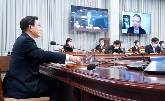 韓国の文在寅（ムン・ジェイン）大統領が昨年１２月２８日午後、青瓦台（チョンワデ、大統領府）与民館（執務室）映像会議室で、モデルナのステファン・バンセル最高経営責任者（ＣＥＯ）とビデオ電話会談を行っている。［写真　青瓦台］