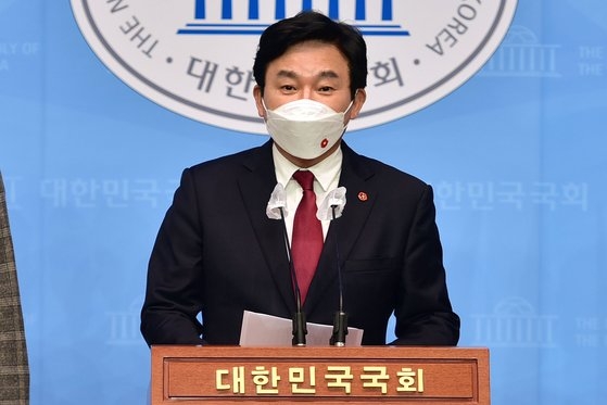元喜龍済州道知事が１３日、国会疎通館で日本の福島原発汚染水の放流決定を強く糾弾する記者会見を行っている。オ・ジョンテク記者