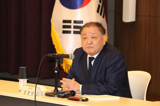 ３月１０日、東京にある在日韓国大使館で記者団の質問に答えている姜昌一駐日大使。［写真　在日韓国大使館］
