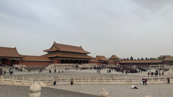 今月１６日、中国北京の紫禁城太和門前の金水河広場に観光客が集まっている。紫禁城は５月１日から始まる５日間の入場券がすでに売り切れた。［写真　シン・キョンジン記者］