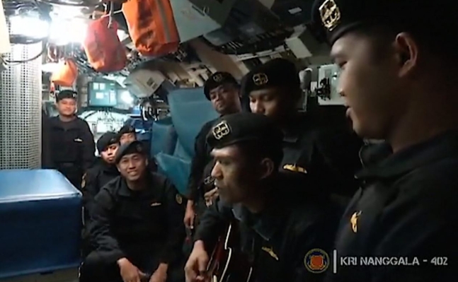インドネシア沈没潜水艦の兵士の生前の姿　（写真　インドネシア海軍　動画キャプチャー）
