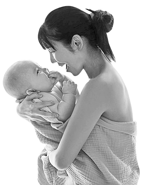 昨年１１月、精子の寄贈を受けて出産したタレントのサユリさんと息子。［写真　サユリのインスタグラム］