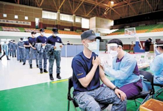 韓国では、３０歳以上の軍将兵を対象にした新型コロナウイルス（新型肺炎）ワクチン接種が２８日から始まった。この日、慶尚南道（キョンサンナムド）鎮海（チンヘ）海軍基地で将兵がアストラゼネカ（ＡＺ）ワクチンの接種を行っている。［写真　韓国国防部］
