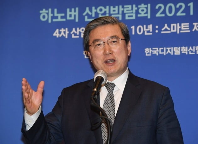 「ハノーバー産業見本市２０２１シンポジウム」が２８日にソウルの韓国経済新聞社で開かれた。韓国デジタル革新協会の朱栄渉会長が主題発表をしている。シン・ギョンフン記者