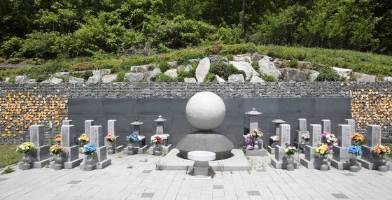 今月２日、京畿道広州市退村面（キョンギド・クァンジュシ・テチョンミョン）の福祉施設「ナヌムの家」に造成された追慕公園の全景。ウ・サンジョ記者