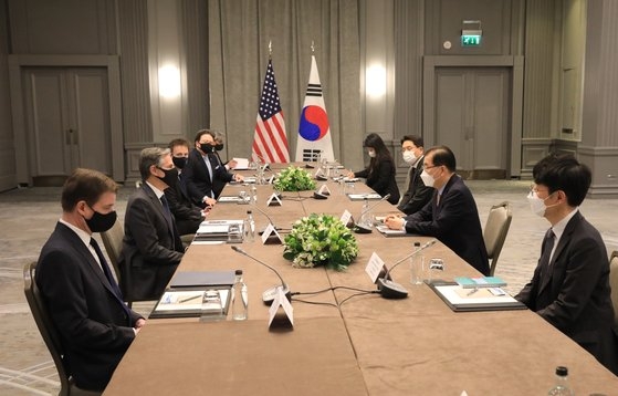 ３日（現地時間）、主要７カ国（Ｇ７）外相会合をきっかけにロンドンで開かれた韓米外相会談。ブリンケン米国務長官の左右に国務長官室所属と推定される２人が座り、マーク・ナッパー国務副次官補（東アジア太平洋・韓国・日本担当）も同席した。鄭義溶（チョン・ウィヨン）韓国外交部長官の右には魯圭悳（ノ・ギュドク）韓半島平和交渉本部長、左には李相烈（イ・サンリョル）外交部アジア太平洋局長が座った。　［韓国外交部］
