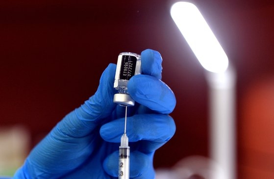 大田（テジョン）中区の新型コロナウイルスワクチン予防接種センターで医療スタッフが高齢者に接種するファイザーワクチンを慎重に準備している。フリーランサー　キム・ソンテ