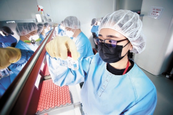 ＳＫバイオサイエンスのスタッフが安東（アンドン）Ｌハウスで生産される新型コロナウイルス感染症（新型肺炎）ワクチンを検収している。［写真　ＳＫバイオサイエンス］