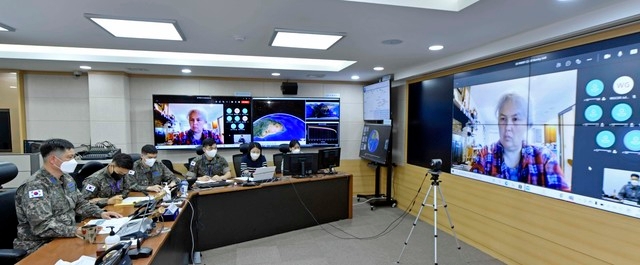 ７日午前、韓国空軍宇宙情報状況室と米国連合宇宙運用センターが中国「長征５号Ｂ」の残骸落下に備えてテレビ会議を行っている。［写真　空軍］
