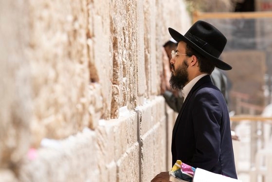 ４月３０日（現地時間）午前、イスラエル・エルサレム旧市街の「嘆きの壁」である宗教家が祈りを捧げている。イム・ヒョンドン記者