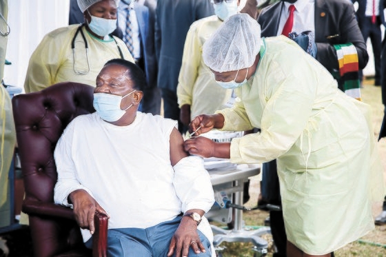 先月２２日、中国製新型コロナウイルス感染症（新型肺炎）ワクチン「シノバック」の２回目の接種に臨むジンバブエのエマーソン・ムナンガグワ大統領。