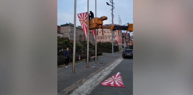 ウラジオストクに設置された旭日旗に似た旗　（写真＝ＲＩＡノーボスチ通信テレグレム　キャプチャー）