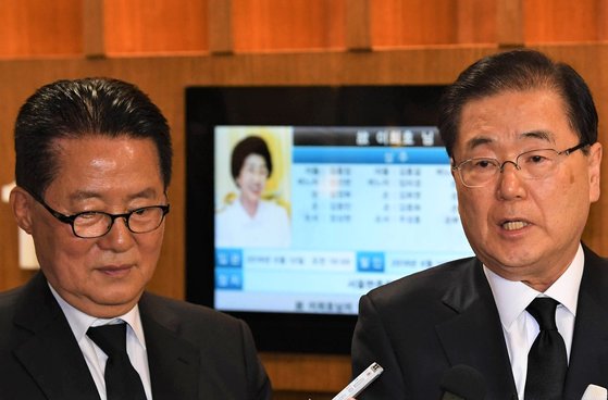 ２０１９年６月、故金大中（キム・デジュン）元大統領夫人の李姫鎬（イ・ヒホ）氏の葬儀場で質問に答える朴智元（パク・ジウォン）現国家情報院長と鄭義溶（チョン・ウィヨン）現外交部長官。　［中央フォト］