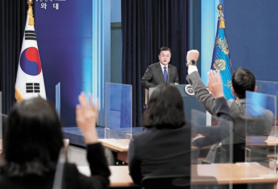 韓国の文在寅（ムン・ジェイン）大統領が１０日、就任４周年の特別演説を通じて「すべての評価は国民と歴史に任せて、最後まで献身する」と明らかにした。文大統領が演説を終えて記者の質問に答えている。［写真　青瓦台写真記者団］