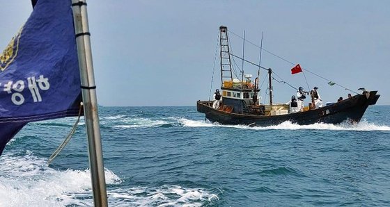 先月２０日、西海北方限界線（ＮＬＬ）近隣の海上で違法操業する中国漁船。　［写真　中部地方海洋警察庁西海５島特別警備団］