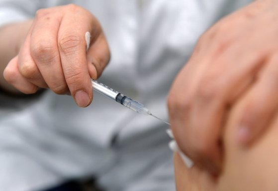 新型コロナウイルス感染症のファイザー社製ワクチン接種が行われた１１日、大田の予防接種センターで医療従事者がワクチンを打っている。キム・ソンテ・フリーランス記者
