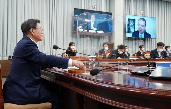 韓国の文在寅（ムン・ジェイン）大統領が昨年１２月２８日午後、青瓦台（チョンワデ、大統領府）与民館（執務室）映像会議室でモデルナのステファン・バンセル最高経営責任者（ＣＥＯ）とビデオ会議を通じて話をしている。［写真　青瓦台］