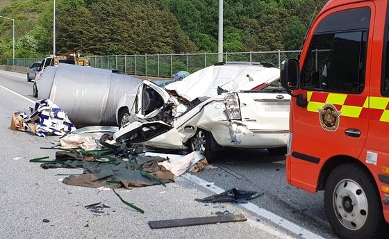 唐津－盈徳高速道路で貨物車の落下物事故が発生し、ＳＵＶに乗っていた９歳の女児が死亡した。　［忠北消防本部提供］