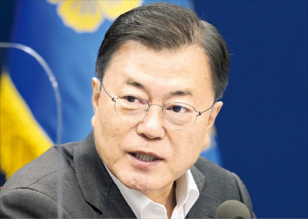 韓国の文在寅（ムン・ジェイン）大統領が韓米首脳会談のための訪米を２日後に控えた１７日、青瓦台（チョンワデ、大統領府）で開かれた首席補佐官会議で発言している。ホ・ムンチャン記者