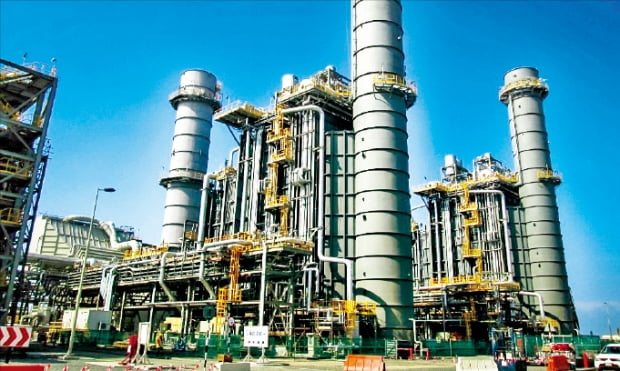 ＢＨＩの排熱回収ボイラー（ＨＲＳＧ）が設置されたアラブ首長国連邦のエマル複合火力発電所。