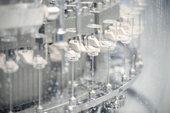 サムスンバイオロジクスが松島（ソンド）工場で製剤医薬品を瓶に入れる工程を進めている。［写真　サムスンバイオロジクス］